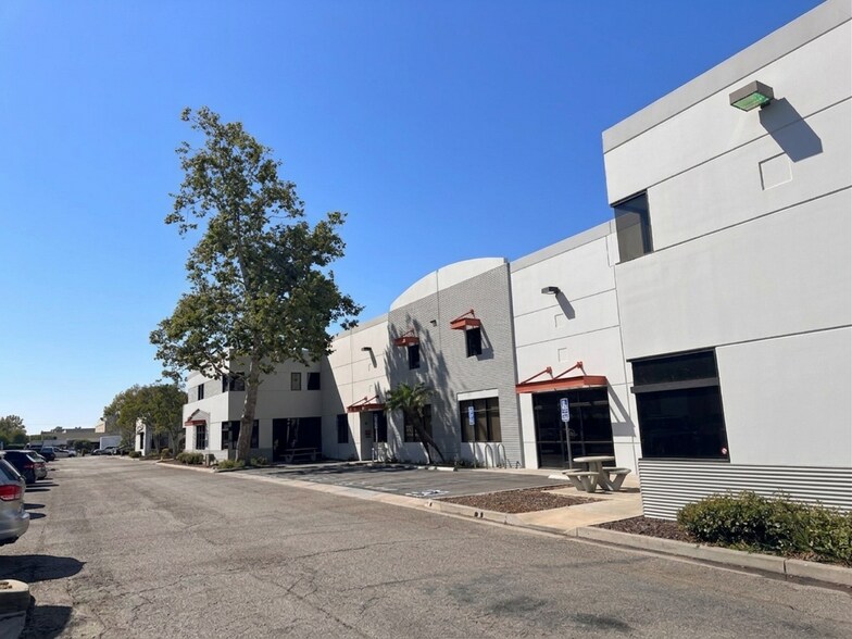 1401 Stellar Dr, Oxnard, CA à louer - Photo de l’immeuble – Image 3 sur 9