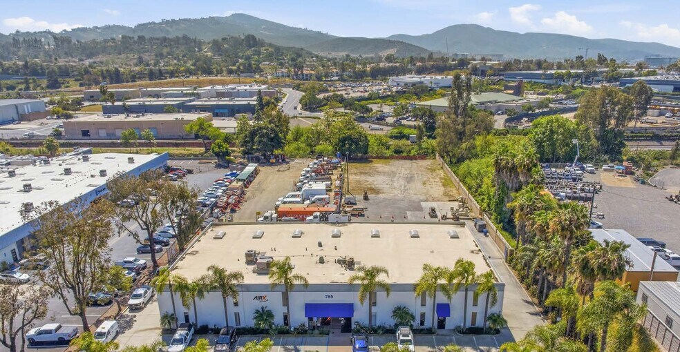785 E Mission Rd, San Marcos, CA à louer - Photo de l’immeuble – Image 1 sur 4