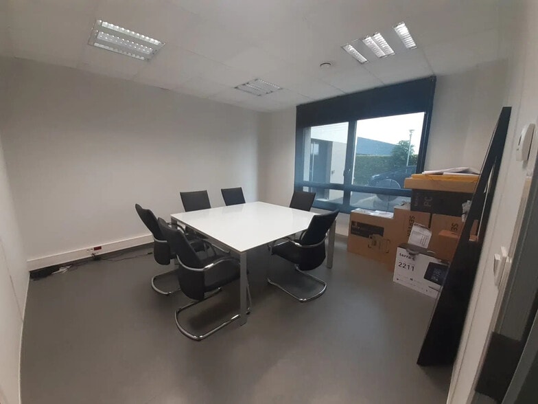 Bureau dans Dury à louer - Photo de l’immeuble – Image 2 sur 11