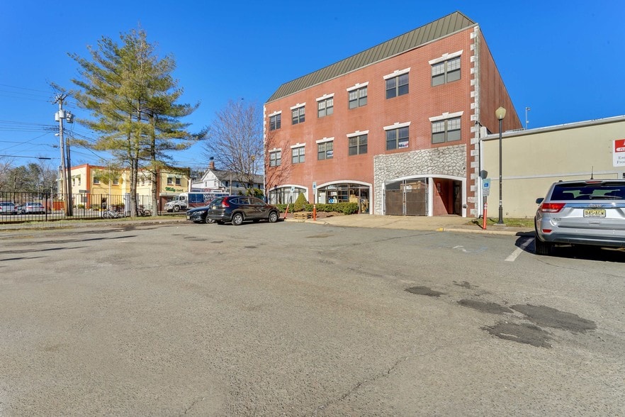 36 W Main St, Freehold, NJ à louer - Photo de l’immeuble – Image 3 sur 10