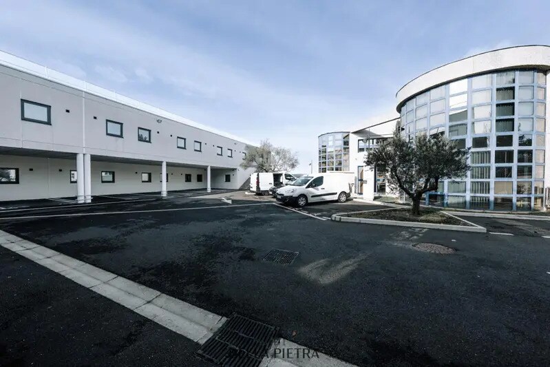 Bureau dans Saint-Clément-de-Rivière à vendre - Photo de l’immeuble – Image 2 sur 11