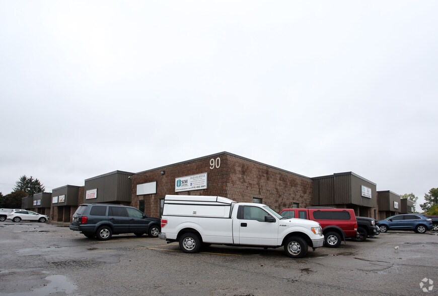 90 Charterhouse Cres, London, ON à louer - Photo principale – Image 1 sur 7