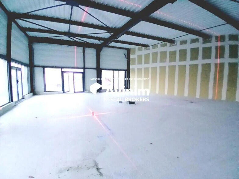 Local commercial dans Saint-Jean-de-la-Ruelle à louer - Photo intérieure – Image 2 sur 4