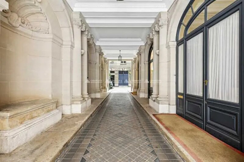 60 Rue Pierre Charron, Paris à louer - Photo de l’immeuble – Image 3 sur 3