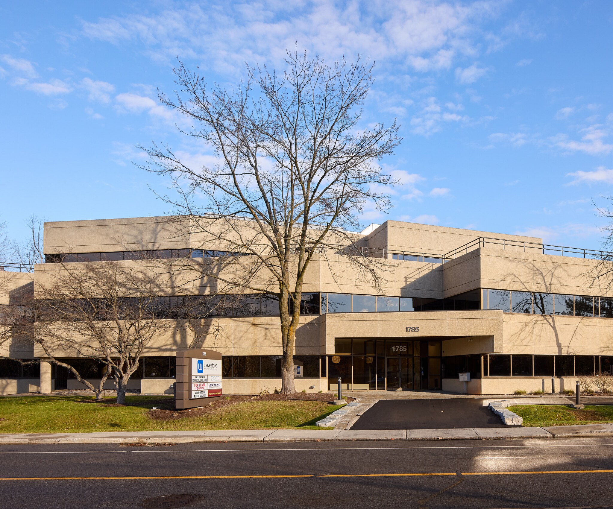 1785 Alta Vista Dr, Ottawa, ON à louer Photo principale– Image 1 sur 8