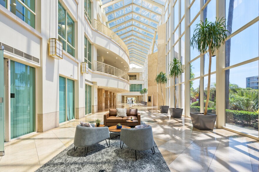 10635 Santa Monica Blvd, Los Angeles, CA à louer - Photo de l’immeuble – Image 3 sur 8
