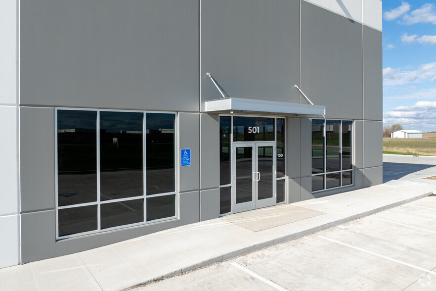 501 SW 37th St, Grimes, IA à louer - Photo de l’immeuble – Image 2 sur 4