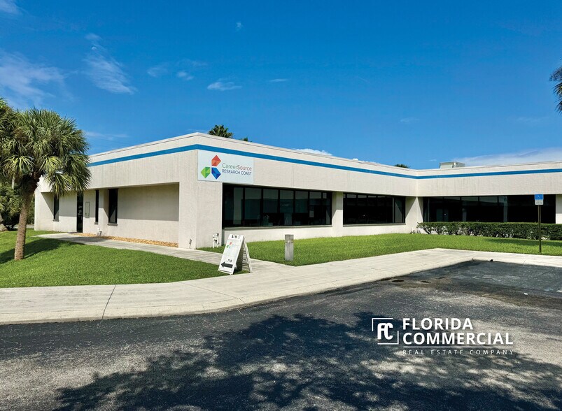 700 SE Central Pky, Stuart, FL à louer - Photo de l’immeuble – Image 2 sur 7