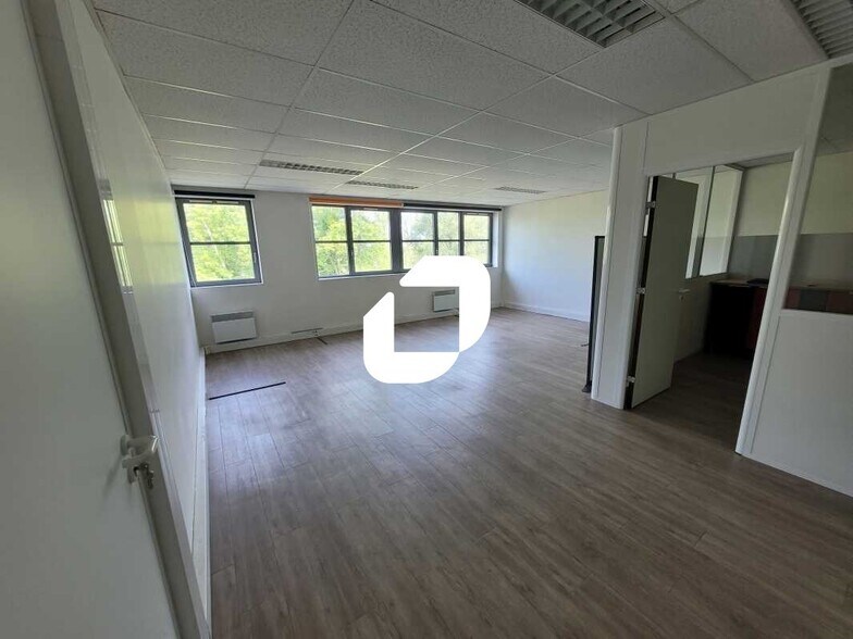 Bureau dans Poissy à louer - Photo de l’immeuble – Image 2 sur 20