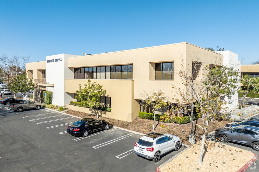 25251 Paseo de Alicia, Laguna Hills, CA à louer - Photo de l’immeuble – Image 2 sur 18