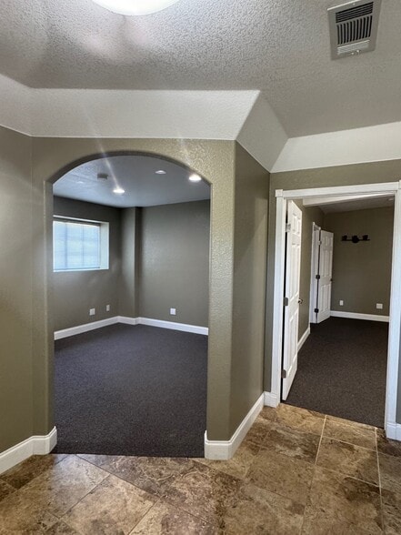 100 S Canyonwood Dr, Dripping Springs, TX à louer - Photo de l’immeuble – Image 3 sur 23