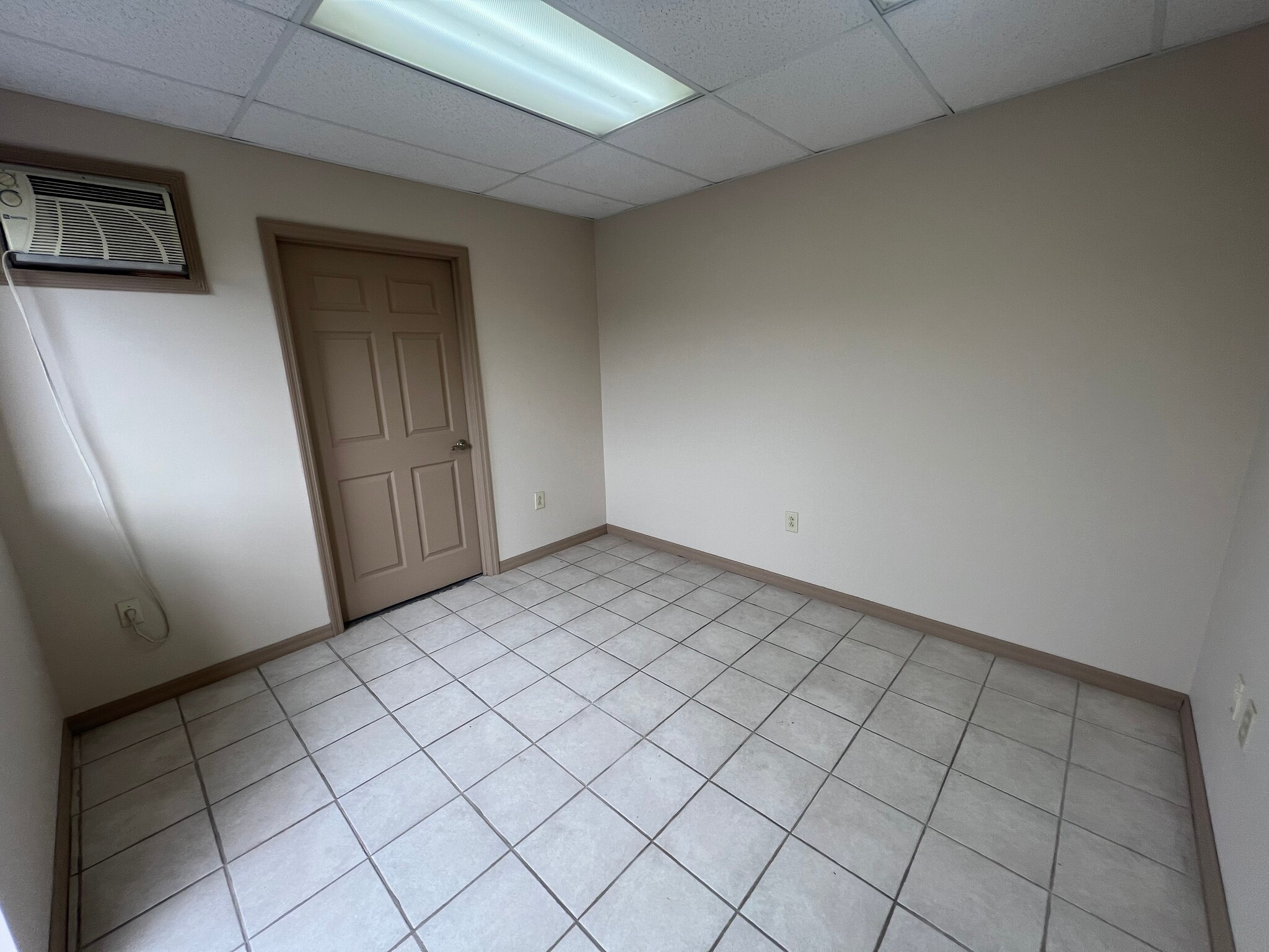 7610 Industrial Ln, Tampa, FL à louer Photo intérieure– Image 1 sur 4
