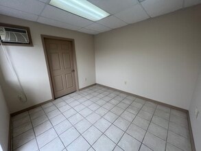 7610 Industrial Ln, Tampa, FL à louer Photo intérieure– Image 1 sur 4