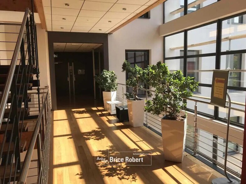 Bureau dans Saint-Priest à louer - Photo de l’immeuble – Image 2 sur 7