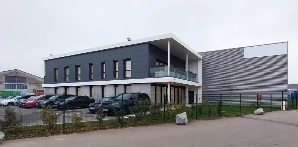 165 Avenue Henri Schneider, Meyzieu à louer - Photo de l’immeuble – Image 2 sur 6