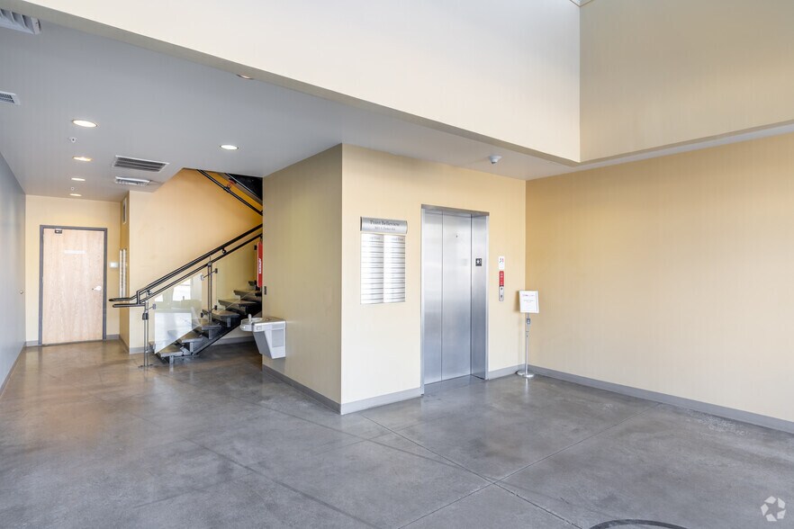 5001 S Parker Rd, Aurora, CO à louer - Hall d’entrée – Image 3 sur 16