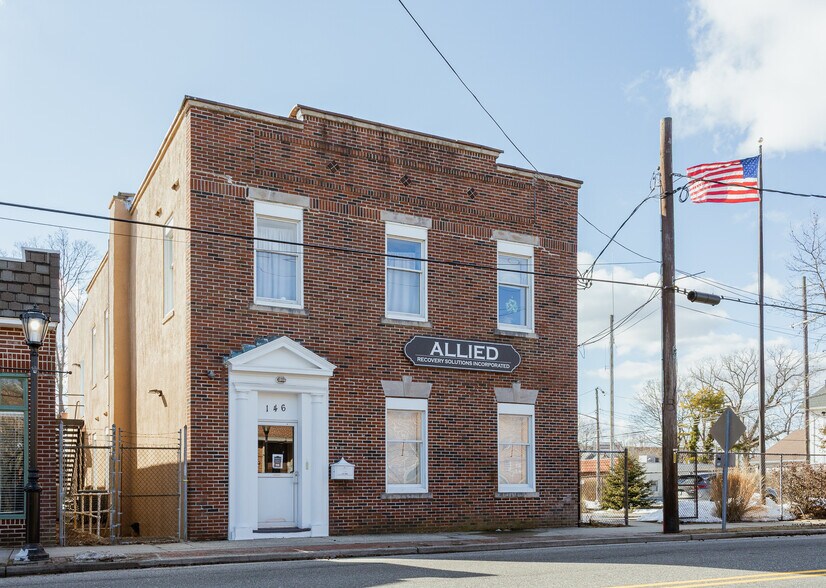 146 Railroad Ave, Sayville, NY à louer - Photo principale – Image 1 sur 30