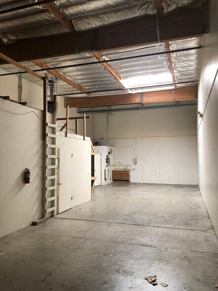 5635 Riggins Ct, Reno, NV à louer - Photo de l’immeuble – Image 3 sur 4