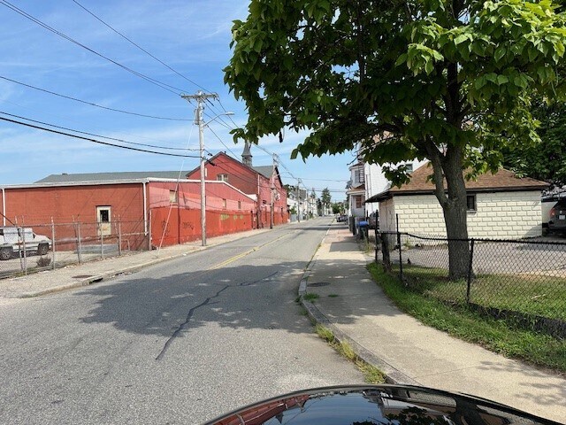 333 Bucklin St, Providence, RI à vendre - Photo de l’immeuble – Image 2 sur 6