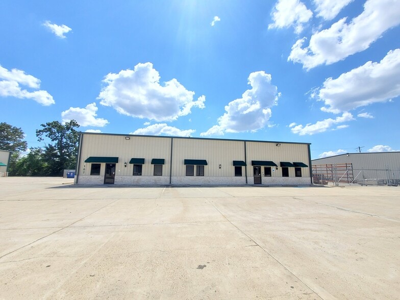 2418 N Frazier St, Conroe, TX à louer - Photo de l’immeuble – Image 2 sur 29