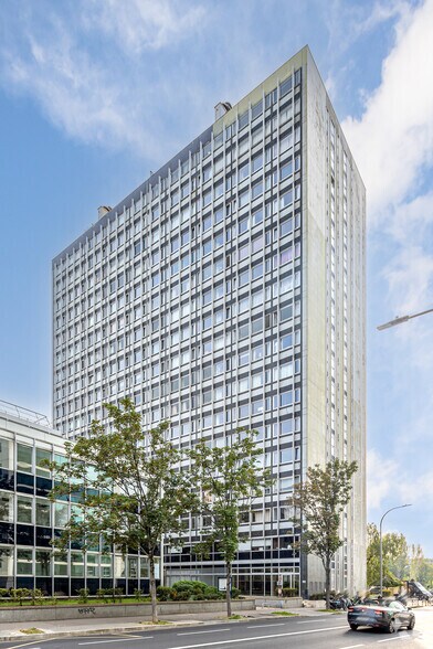Immeuble residentiel dans Courbevoie à vendre - Photo de l’immeuble – Image 2 sur 3