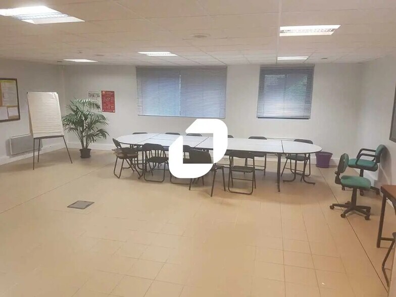 Bureau dans Beaumont-sur-Oise à louer - Photo de l’immeuble – Image 2 sur 9
