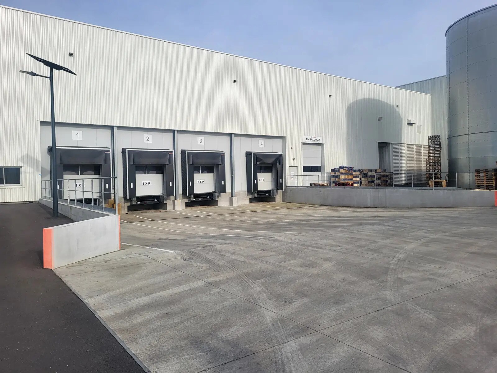 Industriel/Logistique dans Verrières-en-Anjou à vendre Photo de l’immeuble– Image 1 sur 17