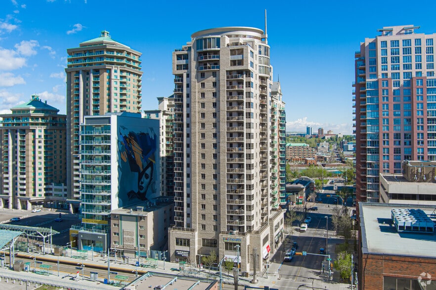 683 10th St SW, Calgary, AB à vendre - Photo principale – Image 1 sur 60