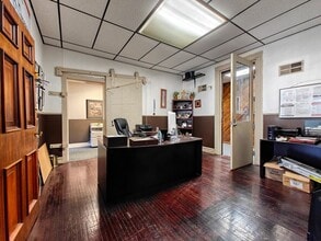 121 N Poplar St, Paris, TN à louer Photo intérieure– Image 2 sur 5