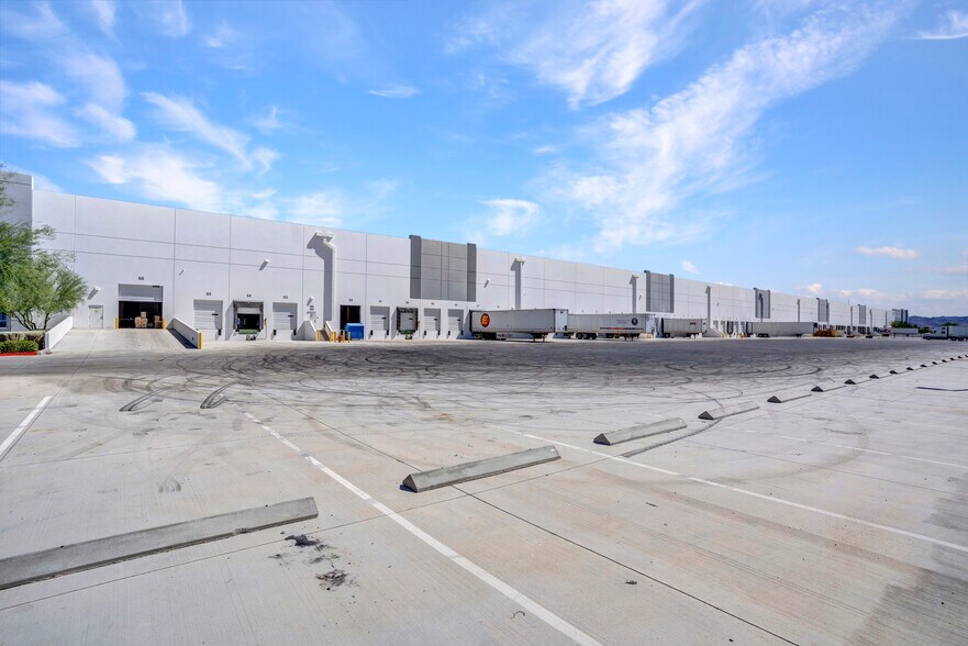 5430 Donovan Way, North Las Vegas, NV à louer - Photo de l’immeuble – Image 2 sur 6