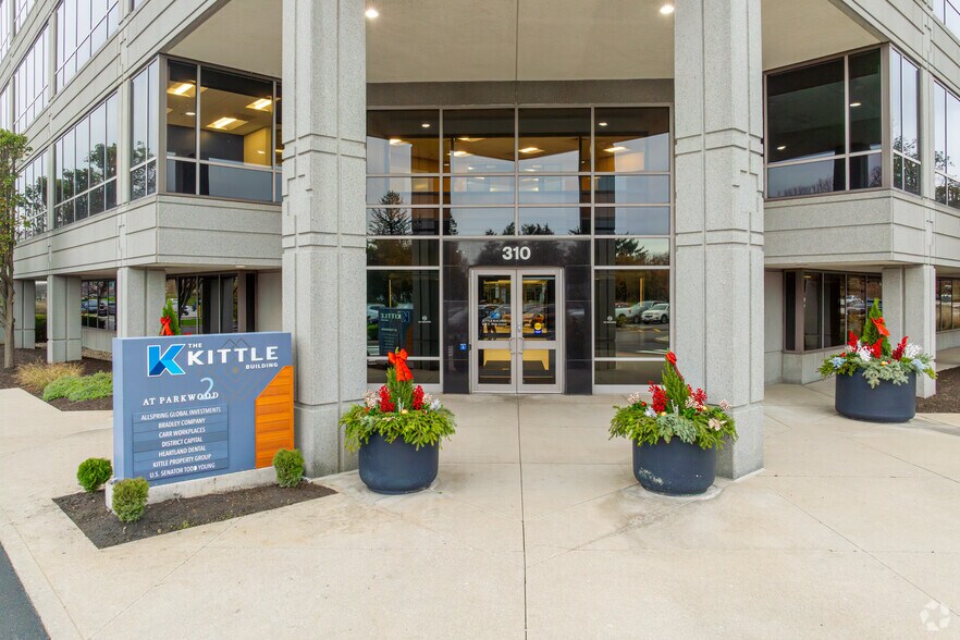 310 E 96th St, Indianapolis, IN à louer - Photo de l’immeuble – Image 2 sur 22