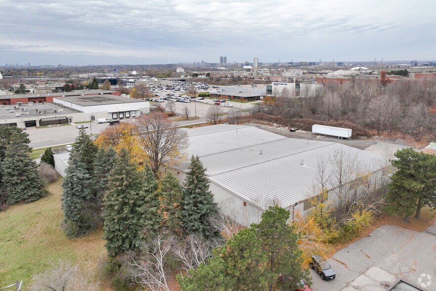 28 Esna Park Dr, Markham, ON à louer - Photo de l’immeuble – Image 3 sur 3