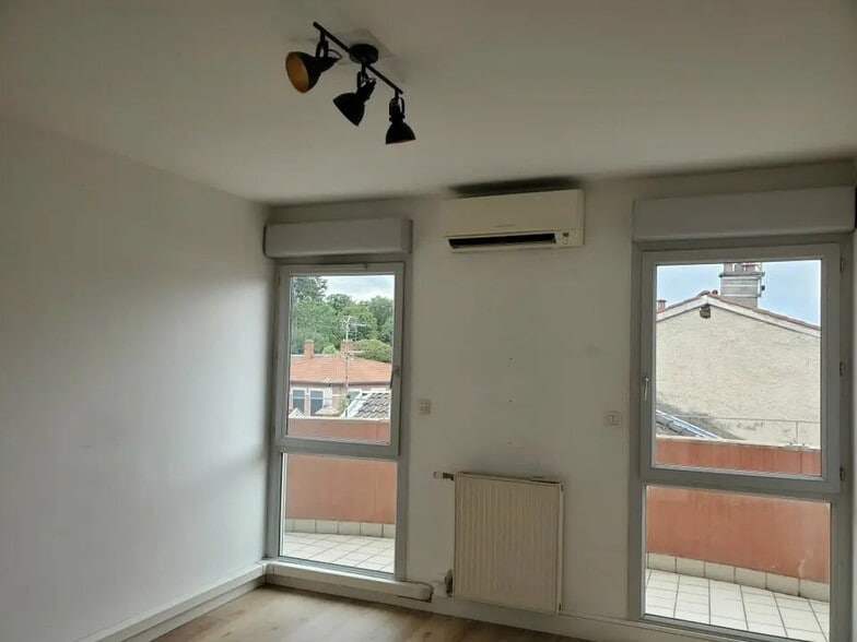 Bureau dans Sainte-Foy-lès-Lyon à louer - Photo de l’immeuble – Image 3 sur 4