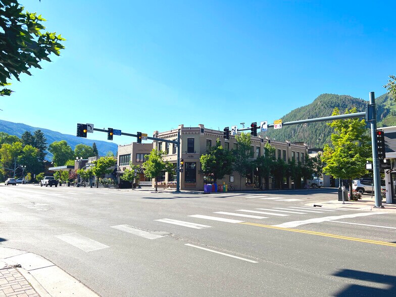 411 E Main St, Aspen, CO à louer - Photo de l’immeuble – Image 3 sur 4