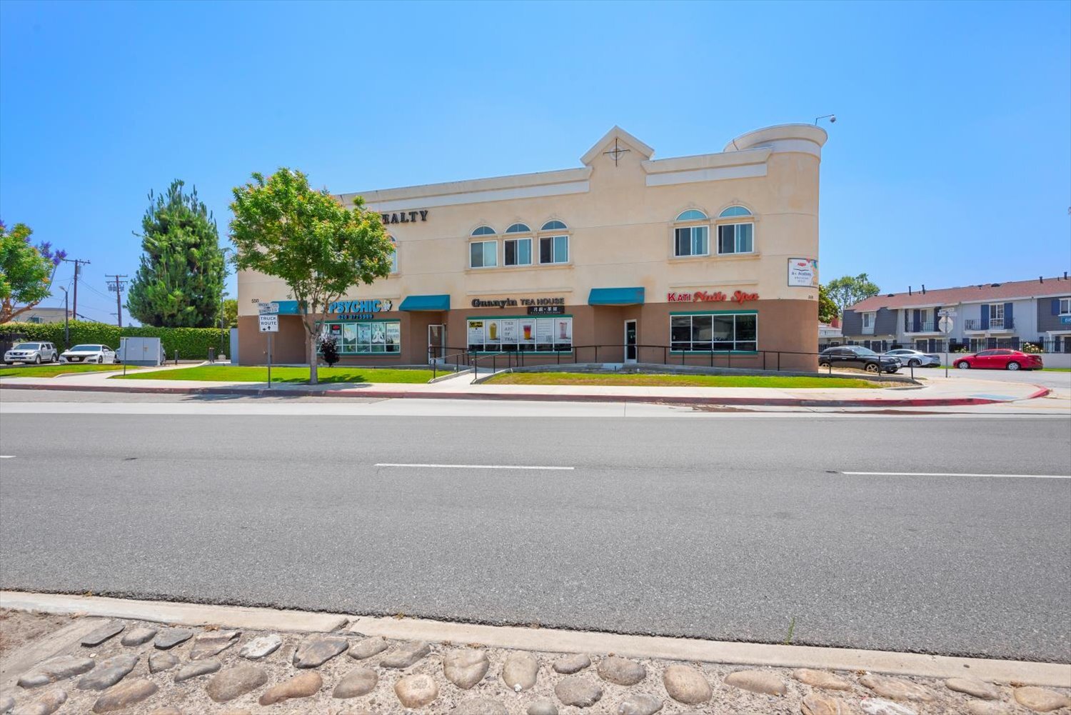 550 S Glendora Ave, West Covina, CA à louer Photo principale– Image 1 sur 10