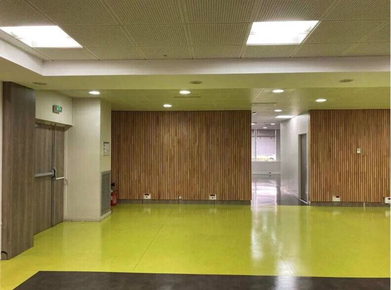 Local commercial dans Cergy à vendre - Photo de l’immeuble – Image 2 sur 7