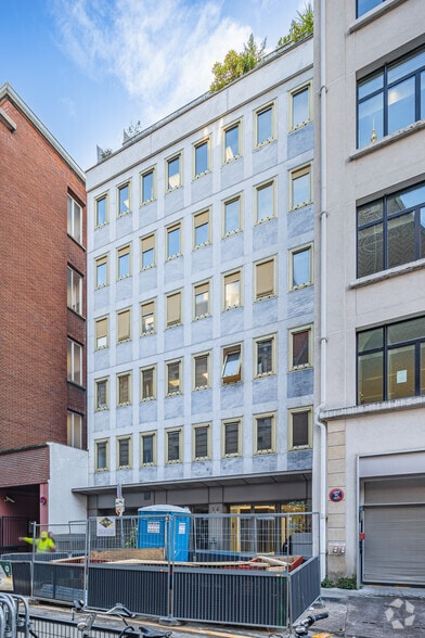 16 Rue Médéric, Paris à louer - Photo de l’immeuble – Image 3 sur 3