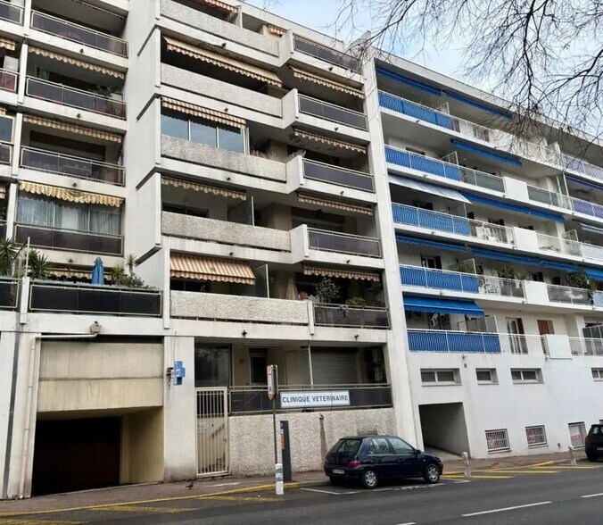 Local commercial dans Cagnes-sur-Mer à louer - Photo de l’immeuble – Image 2 sur 10