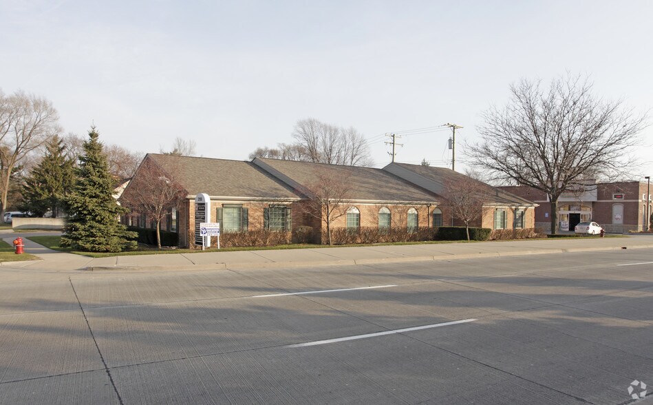 3190 Rochester Rd, Troy, MI à louer - Photo principale – Image 1 sur 2
