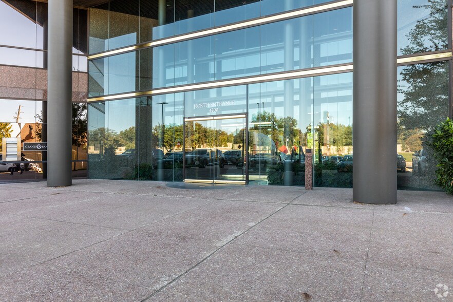 4200 E Skelly Dr, Tulsa, OK à louer - Photo de l’immeuble – Image 3 sur 21