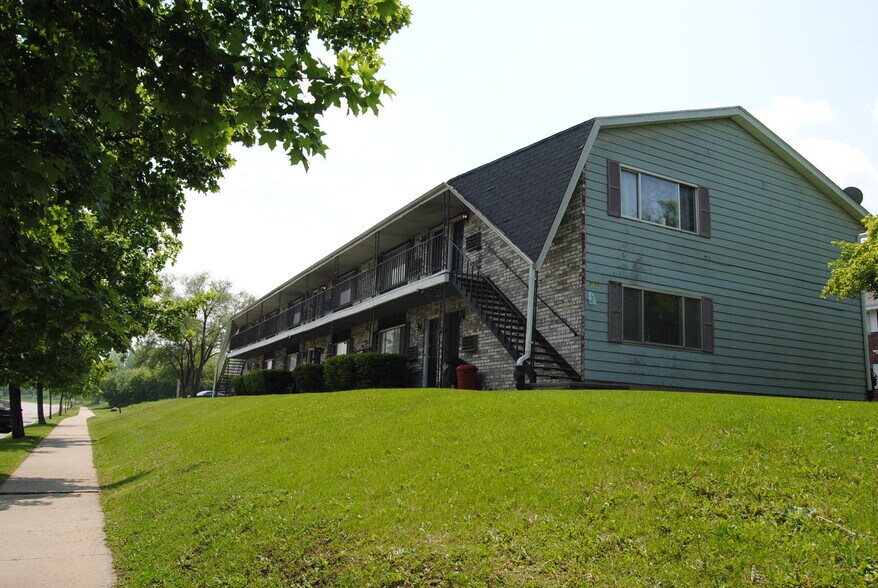 7979 N 66th St, Milwaukee, WI à vendre - Photo de l’immeuble – Image 3 sur 6