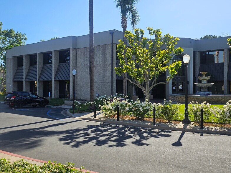 1745 W Orangewood Ave, Orange, CA à louer - Photo de l’immeuble – Image 3 sur 7