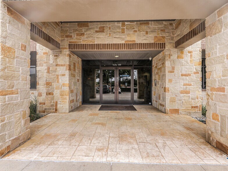 765 Custer Rd, Plano, TX à vendre - Photo de l’immeuble – Image 2 sur 11
