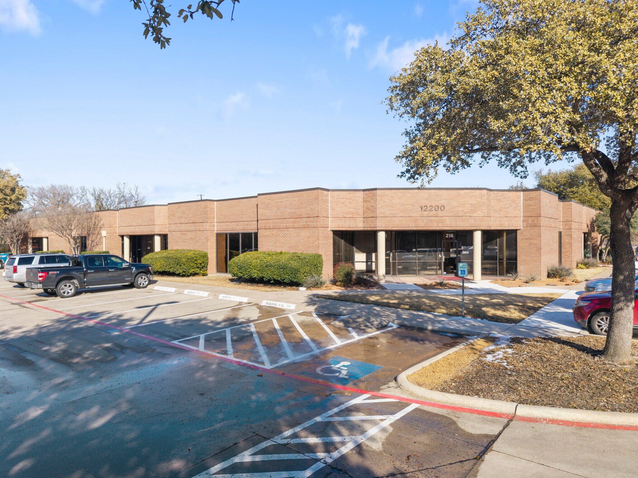 12200 N Stemmons Fwy, Farmers Branch, TX à louer Photo principale– Image 1 sur 8