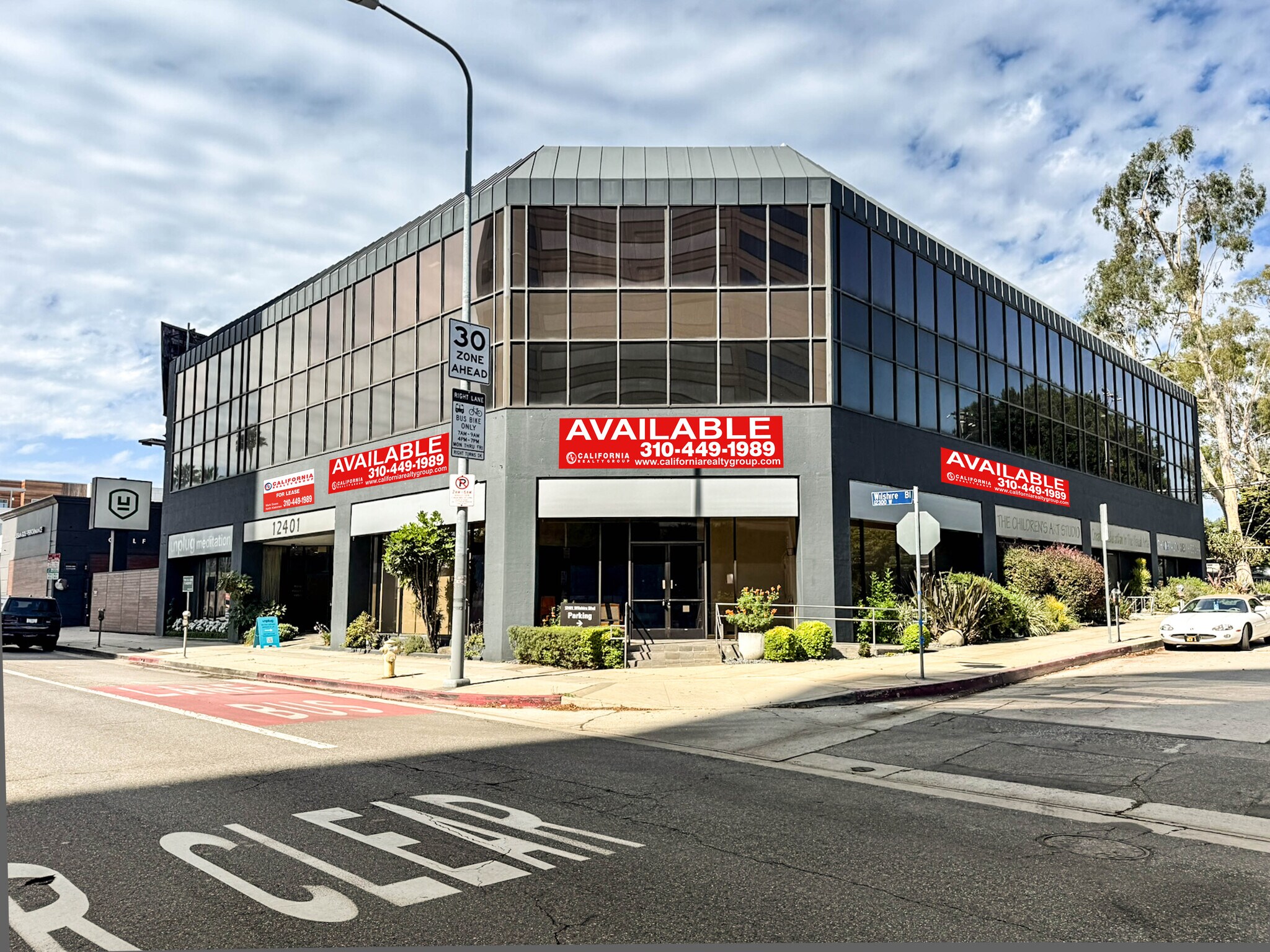 12401 Wilshire Blvd, Los Angeles, CA à louer Photo de l’immeuble– Image 1 sur 26