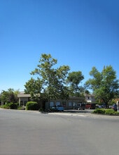 2999 Cleveland Ave, Santa Rosa, CA à louer Photo de l’immeuble– Image 1 sur 3