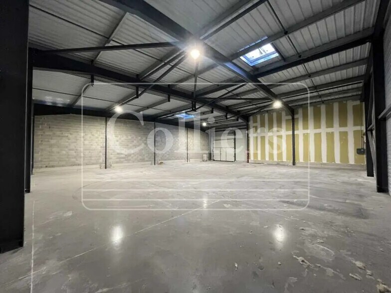 Bureau dans Saint-Estève-Janson à louer - Photo de l’immeuble – Image 3 sur 8