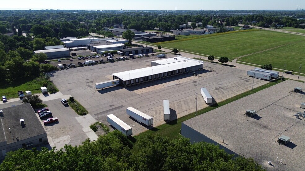 1570 E Bolivar Ave, Saint Francis, WI à louer - Photo de l’immeuble – Image 2 sur 3