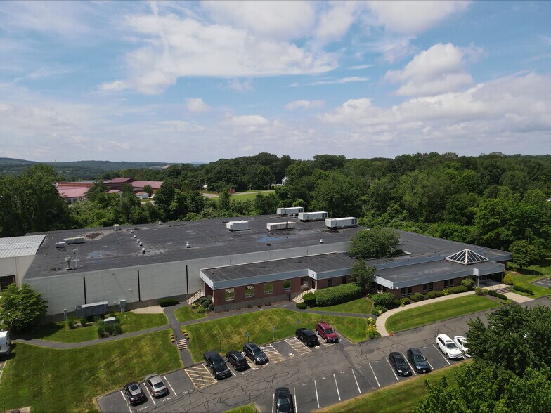 64 Avenue Of Industry, Waterbury, CT à vendre - Photo de l’immeuble – Image 1 sur 35