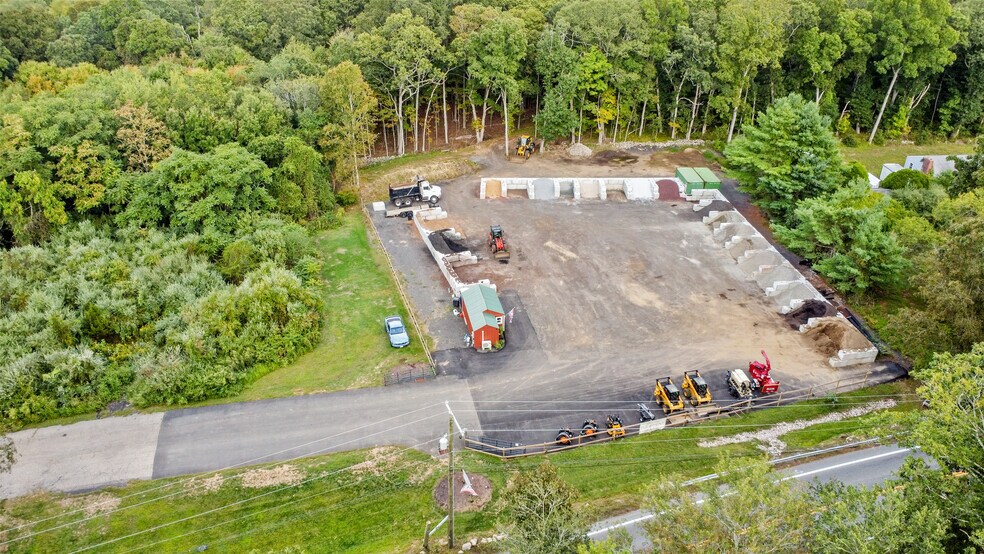 124 Norwich Westerly Rd, North Stonington, CT à vendre - Photo de l’immeuble – Image 3 sur 11